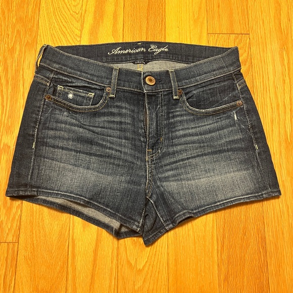 High-Waisted Medium Wash Denim American Eagle Shorts - Picture 1 of 4